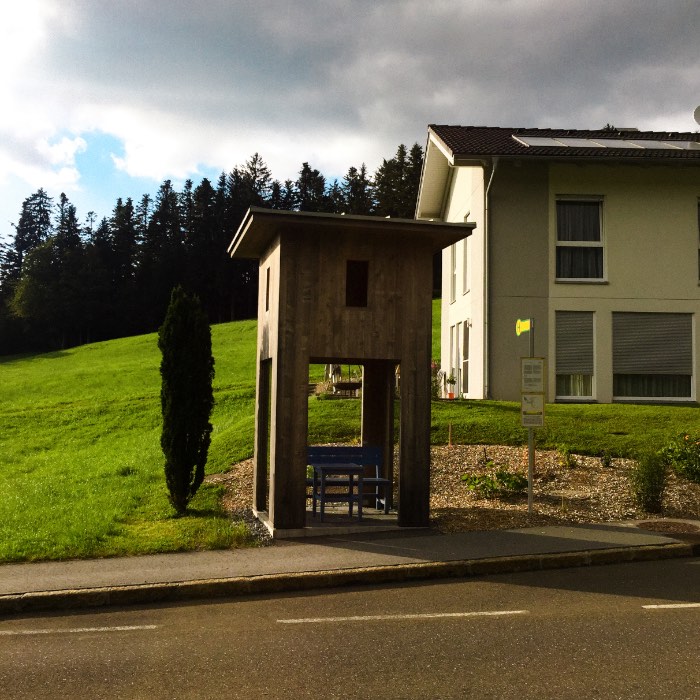 Os Pontos de Ônibus de Krumbach na Áustria - O ponto de ônibus criado pelo arquiteto russo Alexander Brodsky pode ser um dos menos interessantes de se ver. Mas, ele teve seus motivos. Afinal, o local que ele acabou recebendo para trabalhar fica no canto de um terreno onde uma família mora e eles não queriam nada que fosse muito estranho.