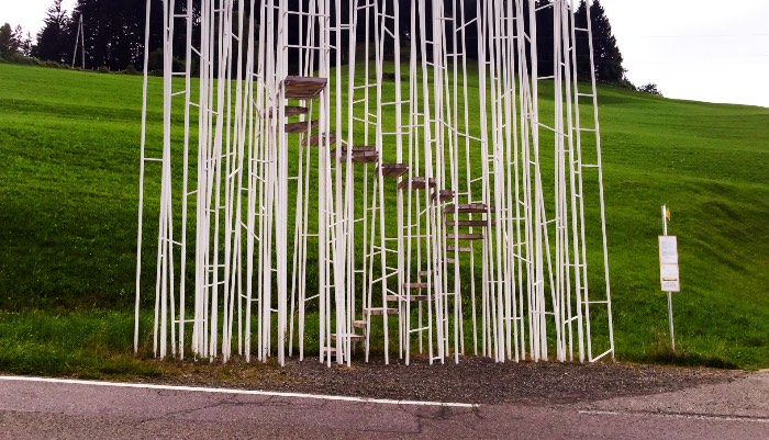 Os Pontos de Ônibus de Krumbach na Áustria - A criação de Sou Fujimoto parece uma floresta de tubos brancos de metal que servem de base para uma escada que sobe em direção a lugar nenhum. O conceito por trás dessa obra é que a arquitetura não deve seguir as referências da natureza e nem imita-la. Por isso mesmo ele acabou criando algo especial e que não tem mas a função essencial de proteção que outros projetos tem. A intenção do arquiteto japonês foi a de criar um local onde pessoas pudessem se encontrar para apreciar a vista enquanto seu transporte não chega. Além de se tornar um ponto de referência na cidade.