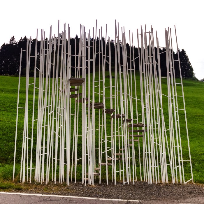 Os Pontos de Ônibus de Krumbach na Áustria - A criação de Sou Fujimoto parece uma floresta de tubos brancos de metal que servem de base para uma escada que sobe em direção a lugar nenhum. O conceito por trás dessa obra é que a arquitetura não deve seguir as referências da natureza e nem imita-la. Por isso mesmo ele acabou criando algo especial e que não tem mas a função essencial de proteção que outros projetos tem. A intenção do arquiteto japonês foi a de criar um local onde pessoas pudessem se encontrar para apreciar a vista enquanto seu transporte não chega. Além de se tornar um ponto de referência na cidade.