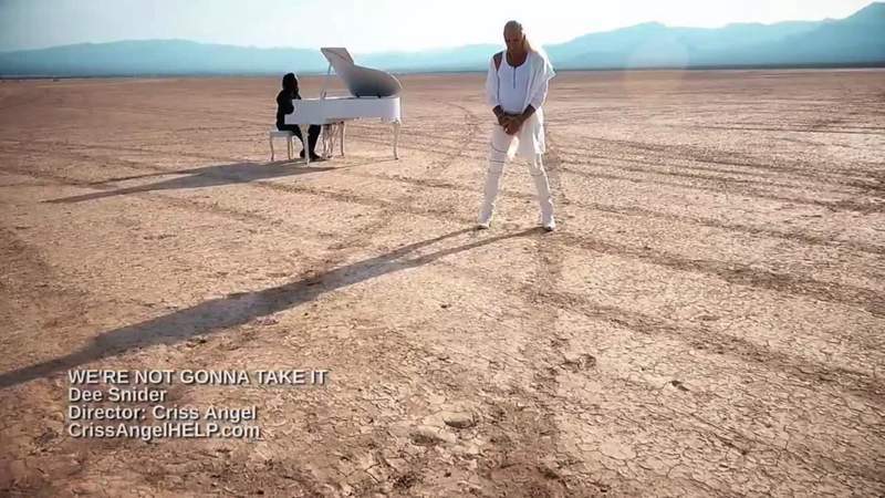 É complicado para mim pensar na combinação de Dee Snider e Criss Angel sem pensar em algo repulsivo ao extremo. Tudo bem que o Dee Snider, vocalista da banda Twisted Sister, é um dos personagens mais carismáticos do rock dos anos oitenta. Meu problema não é com ele. Meu problema é com o Criss Angel mesmo.
