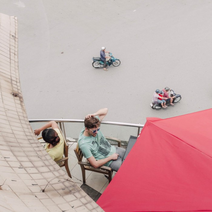 Adam Birkan estudou na Universidade de Ohio mas, hoje em dia ele mora do outro lado do mundo em Bangkok. Depois de olhar todo seu portólio, resolvi publicar por aqui apenas um de seus projetos, aquele onde ele fotografa Hanói, a capital do Vietnã. 
