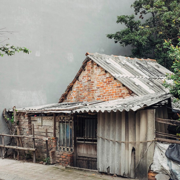 Adam Birkan estudou na Universidade de Ohio mas, hoje em dia ele mora do outro lado do mundo em Bangkok. Depois de olhar todo seu portólio, resolvi publicar por aqui apenas um de seus projetos, aquele onde ele fotografa Hanói, a capital do Vietnã. 