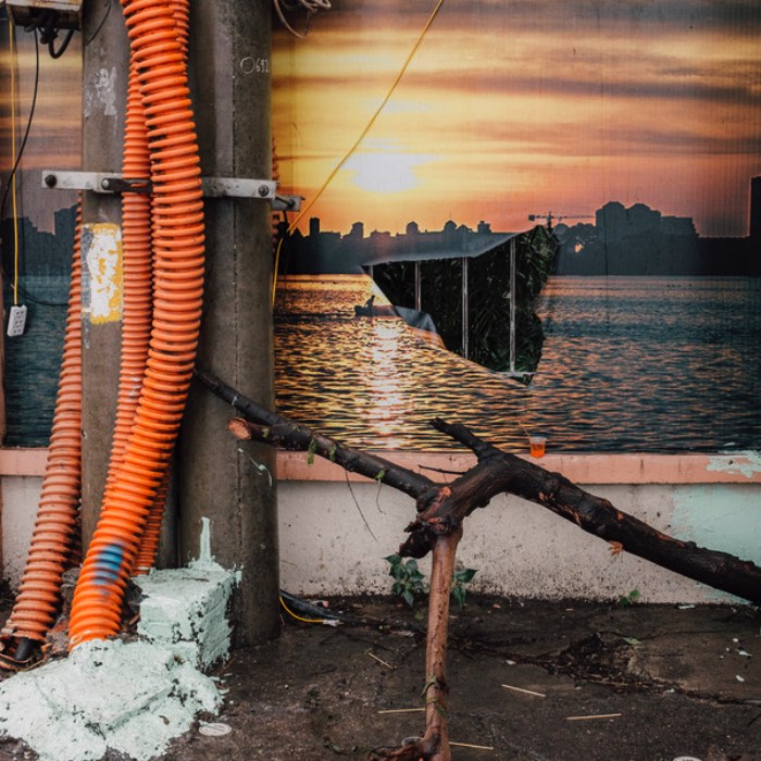 Adam Birkan estudou na Universidade de Ohio mas, hoje em dia ele mora do outro lado do mundo em Bangkok. Depois de olhar todo seu portólio, resolvi publicar por aqui apenas um de seus projetos, aquele onde ele fotografa Hanói, a capital do Vietnã. 
