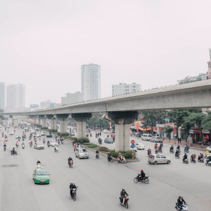 Adam Birkan estudou na Universidade de Ohio mas, hoje em dia ele mora do outro lado do mundo em Bangkok. Depois de olhar todo seu portólio, resolvi publicar por aqui apenas um de seus projetos, aquele onde ele fotografa Hanói, a capital do Vietnã. 