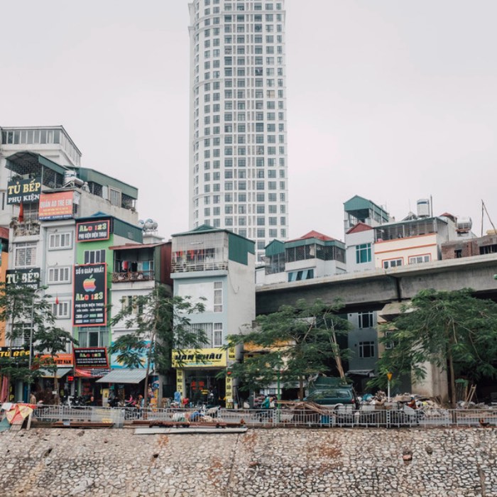 Adam Birkan estudou na Universidade de Ohio mas, hoje em dia ele mora do outro lado do mundo em Bangkok. Depois de olhar todo seu portólio, resolvi publicar por aqui apenas um de seus projetos, aquele onde ele fotografa Hanói, a capital do Vietnã. 