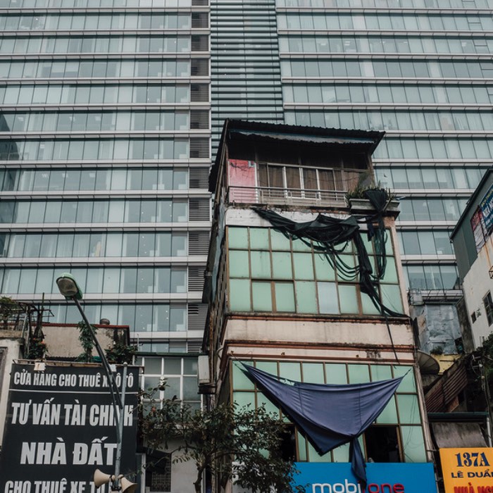 Adam Birkan estudou na Universidade de Ohio mas, hoje em dia ele mora do outro lado do mundo em Bangkok. Depois de olhar todo seu portólio, resolvi publicar por aqui apenas um de seus projetos, aquele onde ele fotografa Hanói, a capital do Vietnã. 