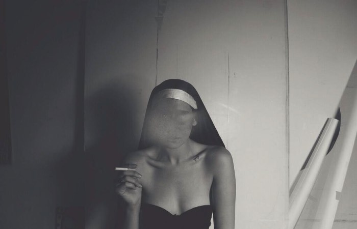 Victoria Siemer é conhecida pelo nome de Witchoria e seu trabalho mistura elementos do design gráfico com fotografia e arte. Baseada em Nova Iorque, mais precisamente no Brooklyn, seu trabalho é essencialmente digital e parece ser feito para expressar um vazio existencial, uma sequência de corações partidos e uma perpétua saudade de algo que não sei nem dizer se realmente aconteceu.