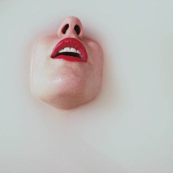 Victoria Siemer é conhecida pelo nome de Witchoria e seu trabalho mistura elementos do design gráfico com fotografia e arte. Baseada em Nova Iorque, mais precisamente no Brooklyn, seu trabalho é essencialmente digital e parece ser feito para expressar um vazio existencial, uma sequência de corações partidos e uma perpétua saudade de algo que não sei nem dizer se realmente aconteceu.