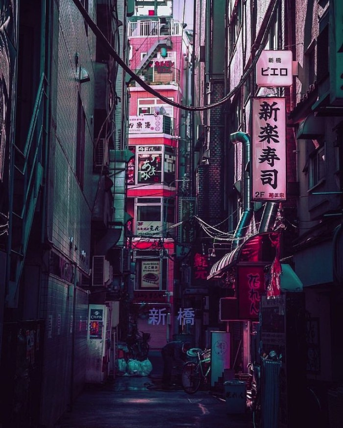 Liam Wong é um designer gráfico escocês e trabalha na Ubisoft de Montreal. Apesar de seu trabalho ser o design, seu portfolio de fotografia anda chamando mais atenção do que qualquer coisa que ele tenha feito previamente. E é tudo culpa de um projeto fotográfico que ele chamou de The beauty of Tokyo at night.