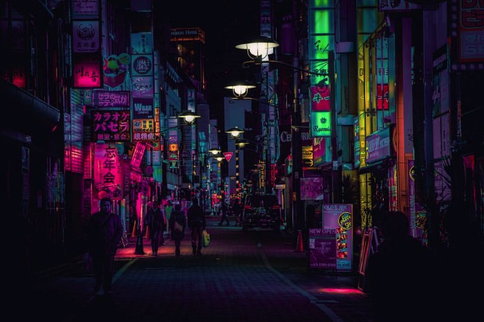 Liam Wong é um designer gráfico escocês e trabalha na Ubisoft de Montreal. Apesar de seu trabalho ser o design, seu portfolio de fotografia anda chamando mais atenção do que qualquer coisa que ele tenha feito previamente. E é tudo culpa de um projeto fotográfico que ele chamou de The beauty of Tokyo at night.