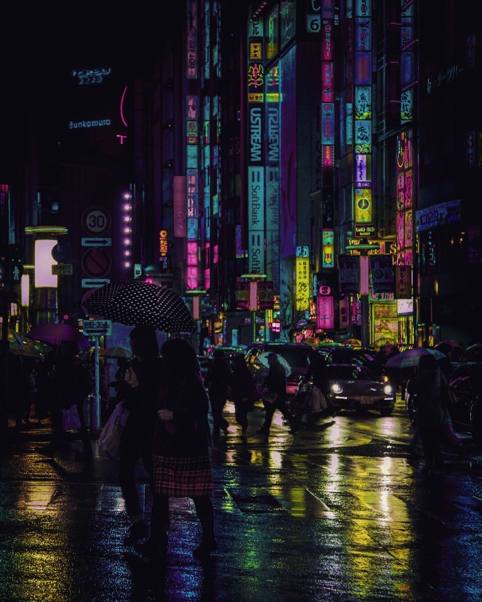 Liam Wong é um designer gráfico escocês e trabalha na Ubisoft de Montreal. Apesar de seu trabalho ser o design, seu portfolio de fotografia anda chamando mais atenção do que qualquer coisa que ele tenha feito previamente. E é tudo culpa de um projeto fotográfico que ele chamou de The beauty of Tokyo at night.
