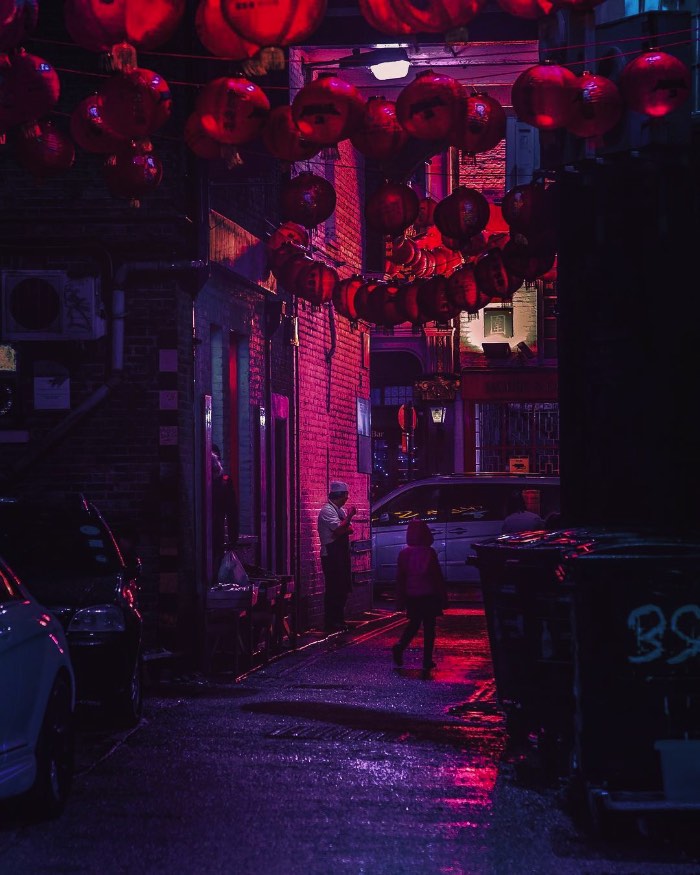Liam Wong é um designer gráfico escocês e trabalha na Ubisoft de Montreal. Apesar de seu trabalho ser o design, seu portfolio de fotografia anda chamando mais atenção do que qualquer coisa que ele tenha feito previamente. E é tudo culpa de um projeto fotográfico que ele chamou de The beauty of Tokyo at night.