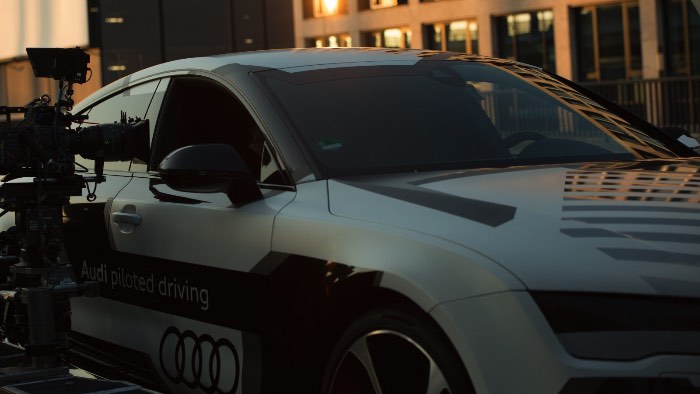 O Tiranossauro Rex é real e a internet partiu seu coração com dezenas de piadas sem graça sobre seus braços curtos. Essa é a premissa desse comercial da Audi para mostrar seu Piloting Driving com criação da Razorfish e com supervisão de efeitos especiais pela Sehsucht.