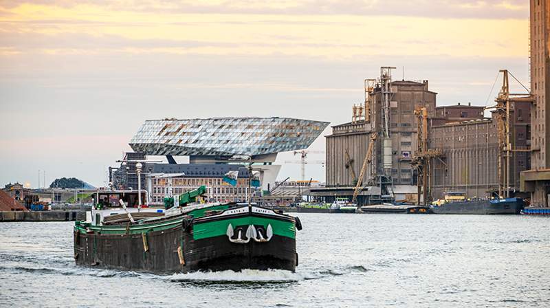 O escritório de arquitetura de Zaha Hadid acabou de inaugurar o novo Port House de Antuérpia, na Bélgica. Essa nova construção usa da estrutura base de uma antiga sede dos bombeiros na zona portuária da cidade e acabou transformando o edifício no centro para os mais de 500 funcionários que trabalhavam em prédios separados pela cidade. A construção foi feita em forma de uma extensão elevada que parece flutuar sobre o edifício original. Sua fachada é feita de vidro com a intenção de refletir as cores do céu e seu formato é inspirado nos navios que cruzam essa cidade belga todos os dias. 