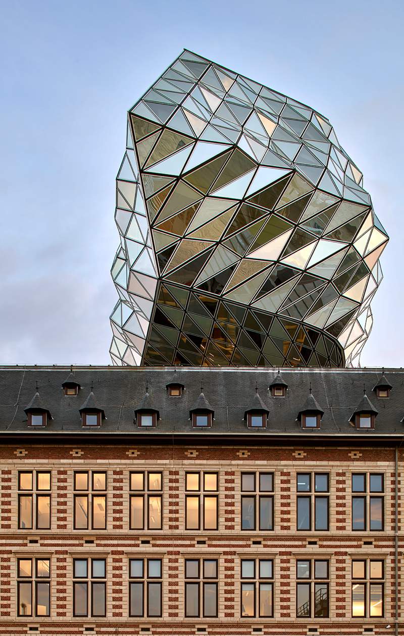 O escritório de arquitetura de Zaha Hadid acabou de inaugurar o novo Port House de Antuérpia, na Bélgica. Essa nova construção usa da estrutura base de uma antiga sede dos bombeiros na zona portuária da cidade e acabou transformando o edifício no centro para os mais de 500 funcionários que trabalhavam em prédios separados pela cidade. A construção foi feita em forma de uma extensão elevada que parece flutuar sobre o edifício original. Sua fachada é feita de vidro com a intenção de refletir as cores do céu e seu formato é inspirado nos navios que cruzam essa cidade belga todos os dias. 