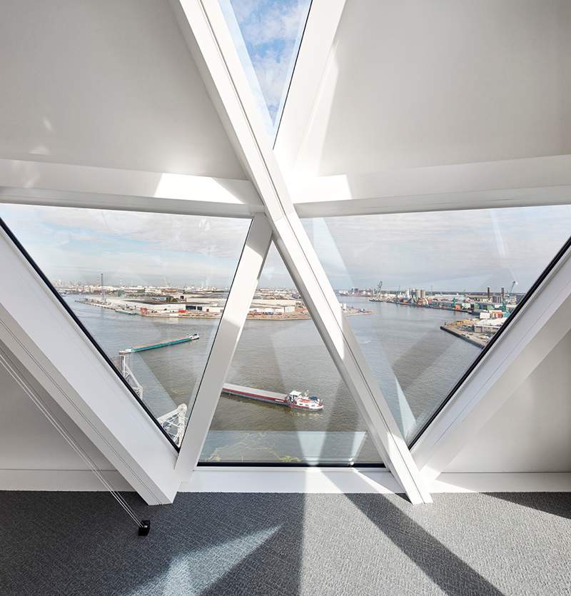O escritório de arquitetura de Zaha Hadid acabou de inaugurar o novo Port House de Antuérpia, na Bélgica. Essa nova construção usa da estrutura base de uma antiga sede dos bombeiros na zona portuária da cidade e acabou transformando o edifício no centro para os mais de 500 funcionários que trabalhavam em prédios separados pela cidade. A construção foi feita em forma de uma extensão elevada que parece flutuar sobre o edifício original. Sua fachada é feita de vidro com a intenção de refletir as cores do céu e seu formato é inspirado nos navios que cruzam essa cidade belga todos os dias. 