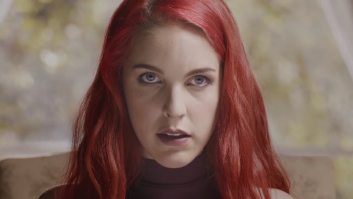 Gosto de assistir comerciais que forçam as pessoas a pensar. Gosto quando a publicidade pode ser algo mais do que algo feito para vender um produto. E é por isso mesmo que eu gostei tanto desse comercial criado para a 2016 Salon Erótico de Barcelona Apricots. Os 90 segundos desse comercial parecem estar sacudindo a Espanha, acusando o país de ser dissimulado e usando de uma atriz pornô para fazer a acusação. 
