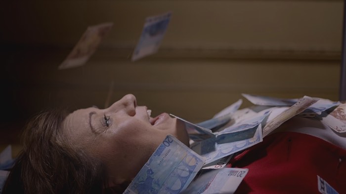 Gosto de assistir comerciais que forçam as pessoas a pensar. Gosto quando a publicidade pode ser algo mais do que algo feito para vender um produto. E é por isso mesmo que eu gostei tanto desse comercial criado para a 2016 Salon Erótico de Barcelona Apricots. Os 90 segundos desse comercial parecem estar sacudindo a Espanha, acusando o país de ser dissimulado e usando de uma atriz pornô para fazer a acusação. 
