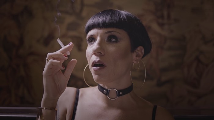 Gosto de assistir comerciais que forçam as pessoas a pensar. Gosto quando a publicidade pode ser algo mais do que algo feito para vender um produto. E é por isso mesmo que eu gostei tanto desse comercial criado para a 2016 Salon Erótico de Barcelona Apricots. Os 90 segundos desse comercial parecem estar sacudindo a Espanha, acusando o país de ser dissimulado e usando de uma atriz pornô para fazer a acusação. 