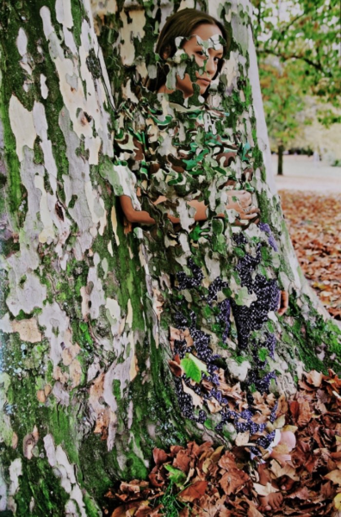 Para Michel Lamoller, seu trabalho começa logo quando ele tira a foto que vai virar sua obra. Depois disso, ele imprime cópias da mesma e vai cortando tudo em pequenos pedaços, criando camadas e mais camadas que vão acabar sendo sobrepostas de um jeito especial. Em todo esse processo, Michel Lamoller considera que a parte mais complexa é encontrar uma forma com a qual o elemento fotografado vai “derreter” entre as figuras da foto. Tudo para transformar o trabalho em algo sutil e intenso ao mesmo tempo.