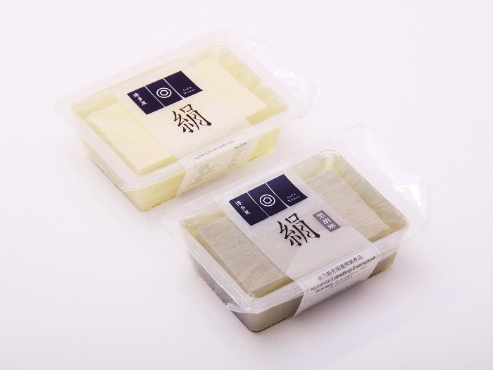 Tofu House é o nome de uma empresa que faz diferentes produtos feitos de tofu e que são vendidos por supermercados em Hong Kong. O pessoal da Blow recebeu a proposta de criar uma nova identidade visual para a marca e esse redesign também deveria incluir uma nova série de embalagens. Foi assim que começou o projeto que você vai poder ver nas imagens abaixo. A referência e a inspiração para a criação dessas embalagens veio do próprio tofu que, devido a suas diferentes texturas, acabou se tornando o mote para o redesign. Dessa forma, cada produto recebeu uma tipografia diferente, de acordo com a textura do tofu no mesmo. 