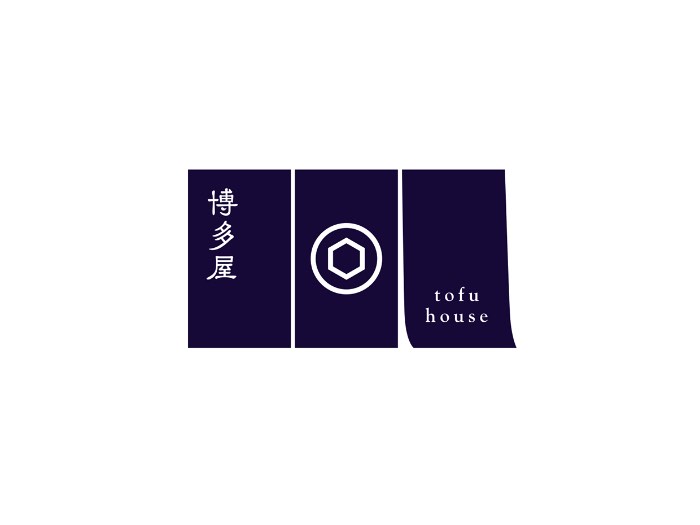Tofu House é o nome de uma empresa que faz diferentes produtos feitos de tofu e que são vendidos por supermercados em Hong Kong. O pessoal da Blow recebeu a proposta de criar uma nova identidade visual para a marca e esse redesign também deveria incluir uma nova série de embalagens. Foi assim que começou o projeto que você vai poder ver nas imagens abaixo. A referência e a inspiração para a criação dessas embalagens veio do próprio tofu que, devido a suas diferentes texturas, acabou se tornando o mote para o redesign. Dessa forma, cada produto recebeu uma tipografia diferente, de acordo com a textura do tofu no mesmo. 