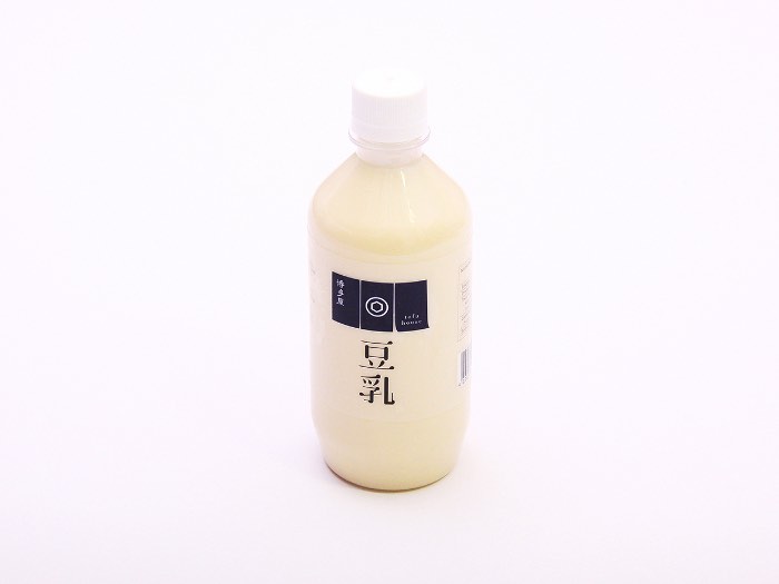 Tofu House é o nome de uma empresa que faz diferentes produtos feitos de tofu e que são vendidos por supermercados em Hong Kong. O pessoal da Blow recebeu a proposta de criar uma nova identidade visual para a marca e esse redesign também deveria incluir uma nova série de embalagens. Foi assim que começou o projeto que você vai poder ver nas imagens abaixo. A referência e a inspiração para a criação dessas embalagens veio do próprio tofu que, devido a suas diferentes texturas, acabou se tornando o mote para o redesign. Dessa forma, cada produto recebeu uma tipografia diferente, de acordo com a textura do tofu no mesmo. 