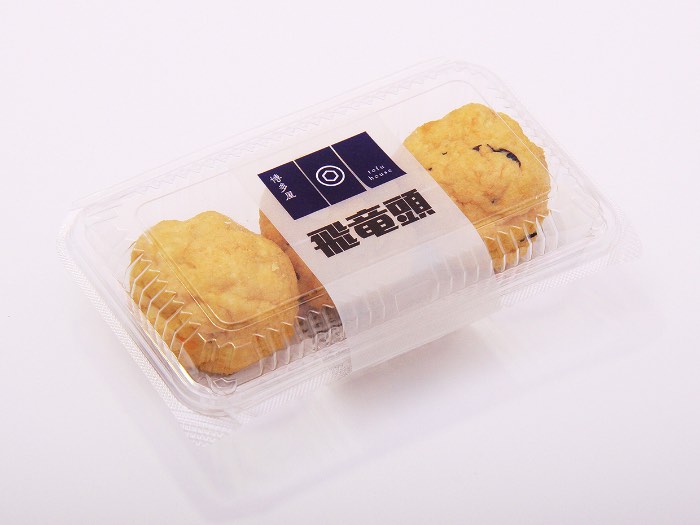 Tofu House é o nome de uma empresa que faz diferentes produtos feitos de tofu e que são vendidos por supermercados em Hong Kong. O pessoal da Blow recebeu a proposta de criar uma nova identidade visual para a marca e esse redesign também deveria incluir uma nova série de embalagens. Foi assim que começou o projeto que você vai poder ver nas imagens abaixo. A referência e a inspiração para a criação dessas embalagens veio do próprio tofu que, devido a suas diferentes texturas, acabou se tornando o mote para o redesign. Dessa forma, cada produto recebeu uma tipografia diferente, de acordo com a textura do tofu no mesmo. 