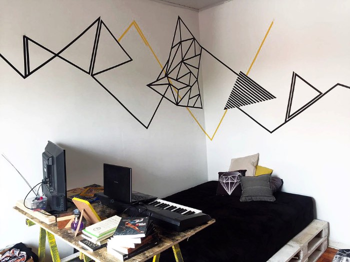  Depois de alguns anos trabalhando só com joalheria, Marina Rodrigues resolveu se expressar de uma forma um pouco diferente. Foi assim que ela resolveu usar do tape art para, com simetria e muita composição, criar uma arte freestyle que dão vida e estilo a todos os ambientes. Especialmente escritórios de alma jovem. Abaixo, acabei selecionando alguns dos seus trabalhos mais interessantes.