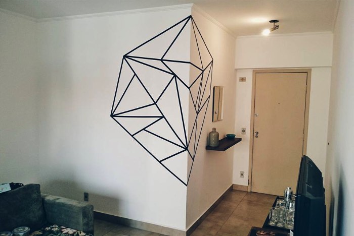  Depois de alguns anos trabalhando só com joalheria, Marina Rodrigues resolveu se expressar de uma forma um pouco diferente. Foi assim que ela resolveu usar do tape art para, com simetria e muita composição, criar uma arte freestyle que dão vida e estilo a todos os ambientes. Especialmente escritórios de alma jovem. Abaixo, acabei selecionando alguns dos seus trabalhos mais interessantes.