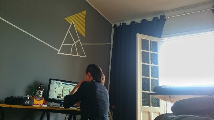  Depois de alguns anos trabalhando só com joalheria, Marina Rodrigues resolveu se expressar de uma forma um pouco diferente. Foi assim que ela resolveu usar do tape art para, com simetria e muita composição, criar uma arte freestyle que dão vida e estilo a todos os ambientes. Especialmente escritórios de alma jovem. Abaixo, acabei selecionando alguns dos seus trabalhos mais interessantes.