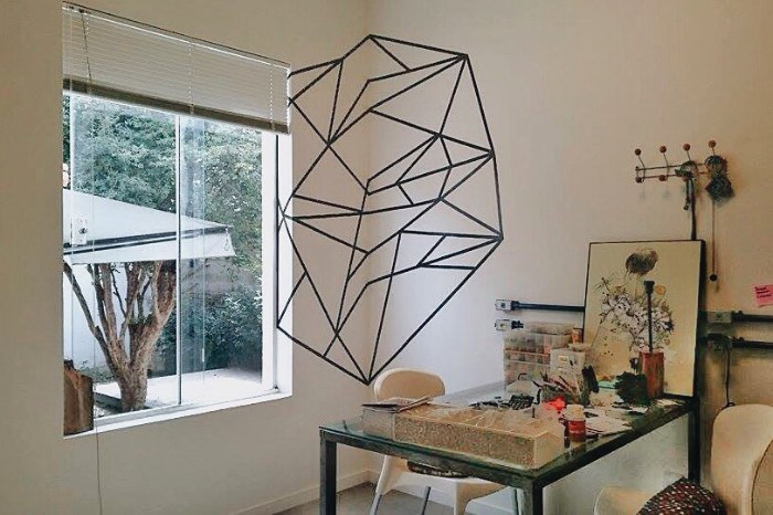  Depois de alguns anos trabalhando só com joalheria, Marina Rodrigues resolveu se expressar de uma forma um pouco diferente. Foi assim que ela resolveu usar do tape art para, com simetria e muita composição, criar uma arte freestyle que dão vida e estilo a todos os ambientes. Especialmente escritórios de alma jovem. Abaixo, acabei selecionando alguns dos seus trabalhos mais interessantes.