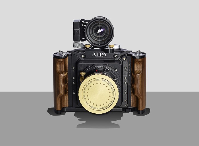 A Alpa é uma marca suíça de câmeras fotográficas focada, hoje em dia, na plataforma de médio formato. Mas as coisas não foram sempre assim. Fundada em fevereiro de 1946, o originado de uma marca de relógios suíços, a Alpa começou produzindo uma lendária câmera de 35mm. Depois de alguns anos turbulentos no início da década de noventa, tudo mudou e a marca acabou sendo comprada. Foi essa aquisição que mudou o foco da empresa e, assim, nasceu o sistema Alpa 12 de médio formato. 