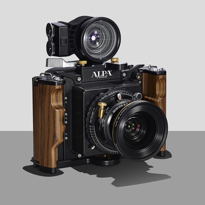 A Alpa é uma marca suíça de câmeras fotográficas focada, hoje em dia, na plataforma de médio formato. Mas as coisas não foram sempre assim. Fundada em fevereiro de 1946, o originado de uma marca de relógios suíços, a Alpa começou produzindo uma lendária câmera de 35mm. Depois de alguns anos turbulentos no início da década de noventa, tudo mudou e a marca acabou sendo comprada. Foi essa aquisição que mudou o foco da empresa e, assim, nasceu o sistema Alpa 12 de médio formato. 