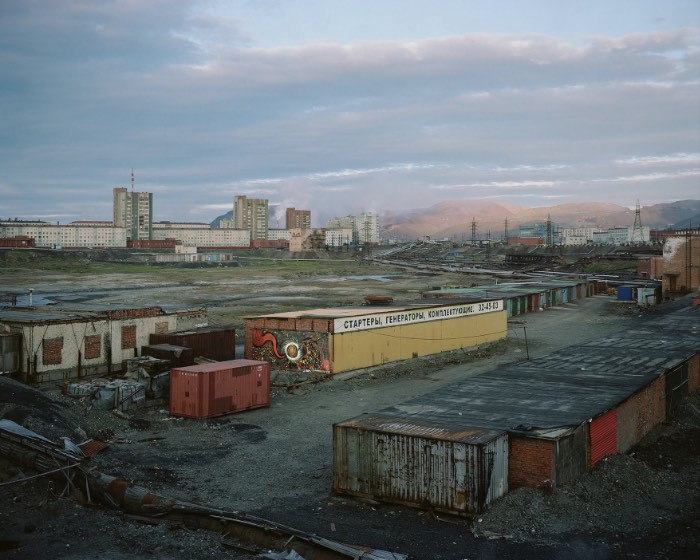 Norilsk é uma cidade russa localizada no norte da Sibéria, fazendo com que esse local seja uma das cidades mais ao norte do mundo. Mas não é só esse título que essa cidade carrega, ela também é um dos locais mais poluídos da Rússia como você vai poder ver nas fotos aqui nesse artigo. Norilsk está localizada em um dos maiores depósitos de níquel conhecidos na Terra. A cidade foi construída por prisioneiros políticos e de guerra na década da trinta, ainda na União Soviética e foi esse local que o fotógrafo Alexander Gronsky resolveu capturar com suas lentes e seus olhos. 