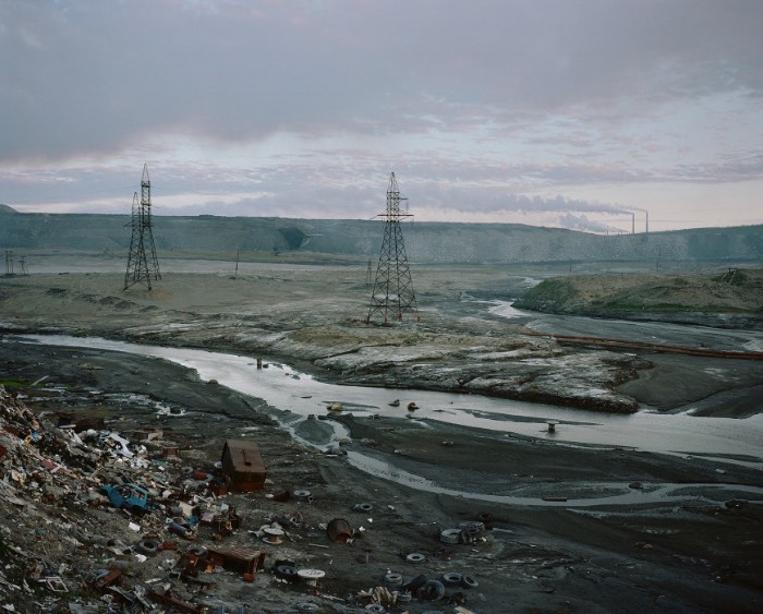 Norilsk é uma cidade russa localizada no norte da Sibéria, fazendo com que esse local seja uma das cidades mais ao norte do mundo. Mas não é só esse título que essa cidade carrega, ela também é um dos locais mais poluídos da Rússia como você vai poder ver nas fotos aqui nesse artigo. Norilsk está localizada em um dos maiores depósitos de níquel conhecidos na Terra. A cidade foi construída por prisioneiros políticos e de guerra na década da trinta, ainda na União Soviética e foi esse local que o fotógrafo Alexander Gronsky resolveu capturar com suas lentes e seus olhos. 