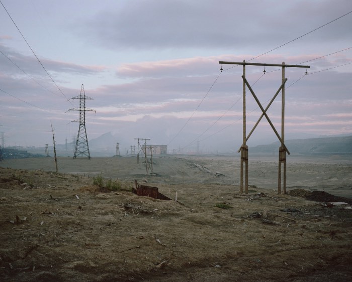 Norilsk é uma cidade russa localizada no norte da Sibéria, fazendo com que esse local seja uma das cidades mais ao norte do mundo. Mas não é só esse título que essa cidade carrega, ela também é um dos locais mais poluídos da Rússia como você vai poder ver nas fotos aqui nesse artigo. Norilsk está localizada em um dos maiores depósitos de níquel conhecidos na Terra. A cidade foi construída por prisioneiros políticos e de guerra na década da trinta, ainda na União Soviética e foi esse local que o fotógrafo Alexander Gronsky resolveu capturar com suas lentes e seus olhos. 