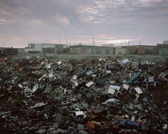 Norilsk é uma cidade russa localizada no norte da Sibéria, fazendo com que esse local seja uma das cidades mais ao norte do mundo. Mas não é só esse título que essa cidade carrega, ela também é um dos locais mais poluídos da Rússia como você vai poder ver nas fotos aqui nesse artigo. Norilsk está localizada em um dos maiores depósitos de níquel conhecidos na Terra. A cidade foi construída por prisioneiros políticos e de guerra na década da trinta, ainda na União Soviética e foi esse local que o fotógrafo Alexander Gronsky resolveu capturar com suas lentes e seus olhos. 