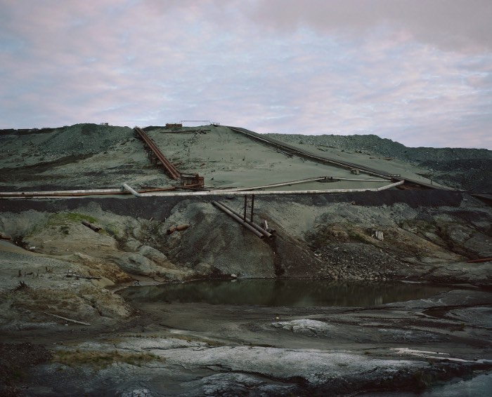 Norilsk é uma cidade russa localizada no norte da Sibéria, fazendo com que esse local seja uma das cidades mais ao norte do mundo. Mas não é só esse título que essa cidade carrega, ela também é um dos locais mais poluídos da Rússia como você vai poder ver nas fotos aqui nesse artigo. Norilsk está localizada em um dos maiores depósitos de níquel conhecidos na Terra. A cidade foi construída por prisioneiros políticos e de guerra na década da trinta, ainda na União Soviética e foi esse local que o fotógrafo Alexander Gronsky resolveu capturar com suas lentes e seus olhos. 