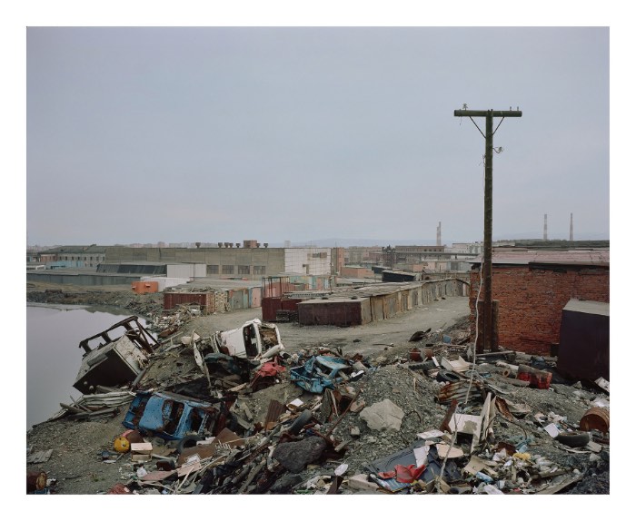 Norilsk é uma cidade russa localizada no norte da Sibéria, fazendo com que esse local seja uma das cidades mais ao norte do mundo. Mas não é só esse título que essa cidade carrega, ela também é um dos locais mais poluídos da Rússia como você vai poder ver nas fotos aqui nesse artigo. Norilsk está localizada em um dos maiores depósitos de níquel conhecidos na Terra. A cidade foi construída por prisioneiros políticos e de guerra na década da trinta, ainda na União Soviética e foi esse local que o fotógrafo Alexander Gronsky resolveu capturar com suas lentes e seus olhos. 