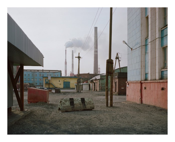 Norilsk é uma cidade russa localizada no norte da Sibéria, fazendo com que esse local seja uma das cidades mais ao norte do mundo. Mas não é só esse título que essa cidade carrega, ela também é um dos locais mais poluídos da Rússia como você vai poder ver nas fotos aqui nesse artigo. Norilsk está localizada em um dos maiores depósitos de níquel conhecidos na Terra. A cidade foi construída por prisioneiros políticos e de guerra na década da trinta, ainda na União Soviética e foi esse local que o fotógrafo Alexander Gronsky resolveu capturar com suas lentes e seus olhos. 