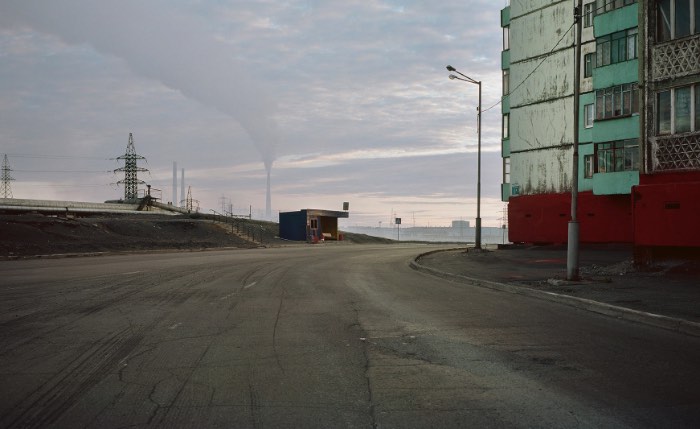 Norilsk é uma cidade russa localizada no norte da Sibéria, fazendo com que esse local seja uma das cidades mais ao norte do mundo. Mas não é só esse título que essa cidade carrega, ela também é um dos locais mais poluídos da Rússia como você vai poder ver nas fotos aqui nesse artigo. Norilsk está localizada em um dos maiores depósitos de níquel conhecidos na Terra. A cidade foi construída por prisioneiros políticos e de guerra na década da trinta, ainda na União Soviética e foi esse local que o fotógrafo Alexander Gronsky resolveu capturar com suas lentes e seus olhos. 