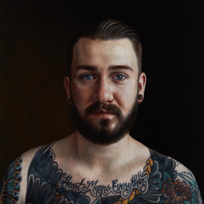 As ilustrações de Frank Oriti mostram o momento do retorno. O regresso ao local onde tudo isso começou e que, muitas vezes, não é o lugar onde essas pessoas queriam estar. Talvez, por isso mesmo que os retratos que selecionei abaixo vem com um peso no olhar. Uma falta de esperanças no mundo e uma decepção perpétua que é tão grande que as pessoas nas ilustrações nem parecem estar olhando para fora do quadro. Nas pinturas aqui, os retratos parecem estar olhando para dentro deles. Um lugar que não parece ser dos mais confortáveis para nenhumas das pessoas que foi ilustrada por Frank Oriti.