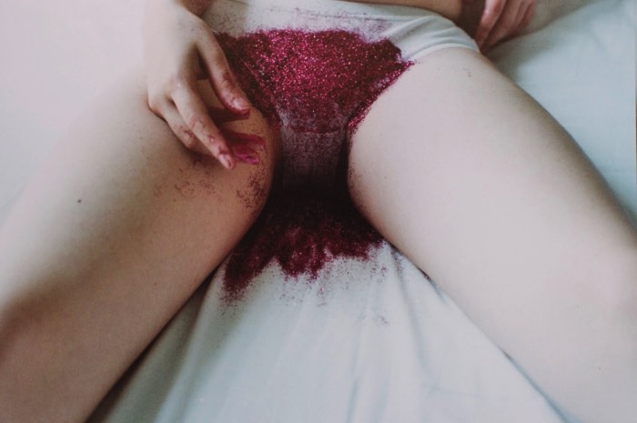  Sara Lorusso vê nossos corpos além da função física que eles tem. Ela enxerga o corpo humano como uma obra de arte, feita de curvas, como montanhas, e cores que devem ser mostradas para o mundo sem filtros e sem pudores. Isso porque cada mulher deveria se expor da forma com a qual ela se sente a vontade. Sem medo de ser mal interpretada ou julgada. 
