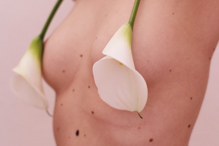  Sara Lorusso vê nossos corpos além da função física que eles tem. Ela enxerga o corpo humano como uma obra de arte, feita de curvas, como montanhas, e cores que devem ser mostradas para o mundo sem filtros e sem pudores. Isso porque cada mulher deveria se expor da forma com a qual ela se sente a vontade. Sem medo de ser mal interpretada ou julgada. 