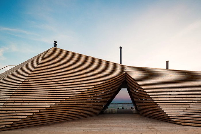 A região de Helsinki conhecida como Hernesaari anda passando por um forte desenvolvimento nos últimos anos. E foi lá que foi inaugurada umas das saunas mais bonitas que já vi na minha vida, a Loyly Sauna. A criação do escritório Avanto Architects surgiu no meio de um bairro que já foi conhecido pelas suas indústrias mas que, hoje em dia, anda se desenvolvendo como uma área urbana voltada para a comunidade local e o turismo. 