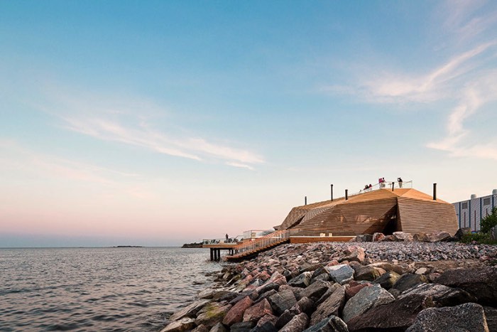 A região de Helsinki conhecida como Hernesaari anda passando por um forte desenvolvimento nos últimos anos. E foi lá que foi inaugurada umas das saunas mais bonitas que já vi na minha vida, a Loyly Sauna. A criação do escritório Avanto Architects surgiu no meio de um bairro que já foi conhecido pelas suas indústrias mas que, hoje em dia, anda se desenvolvendo como uma área urbana voltada para a comunidade local e o turismo. 