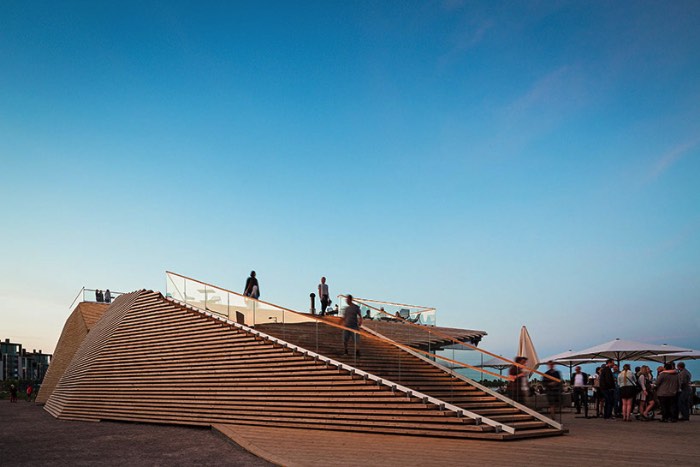A região de Helsinki conhecida como Hernesaari anda passando por um forte desenvolvimento nos últimos anos. E foi lá que foi inaugurada umas das saunas mais bonitas que já vi na minha vida, a Loyly Sauna. A criação do escritório Avanto Architects surgiu no meio de um bairro que já foi conhecido pelas suas indústrias mas que, hoje em dia, anda se desenvolvendo como uma área urbana voltada para a comunidade local e o turismo. 