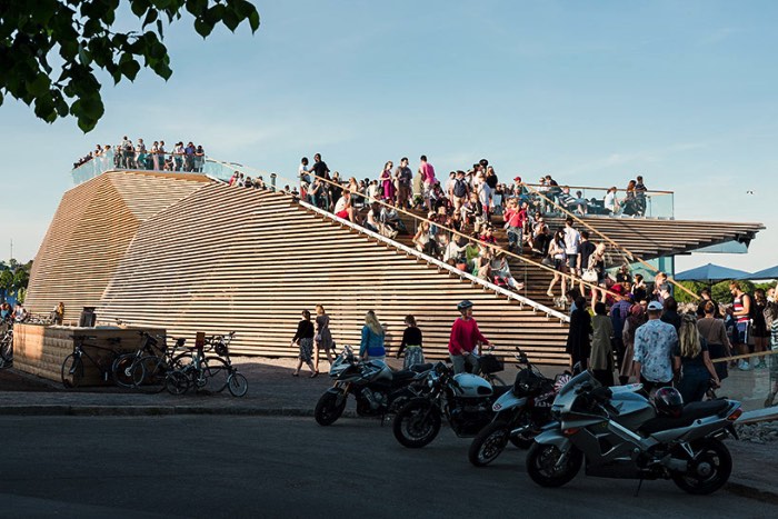 A região de Helsinki conhecida como Hernesaari anda passando por um forte desenvolvimento nos últimos anos. E foi lá que foi inaugurada umas das saunas mais bonitas que já vi na minha vida, a Loyly Sauna. A criação do escritório Avanto Architects surgiu no meio de um bairro que já foi conhecido pelas suas indústrias mas que, hoje em dia, anda se desenvolvendo como uma área urbana voltada para a comunidade local e o turismo. 