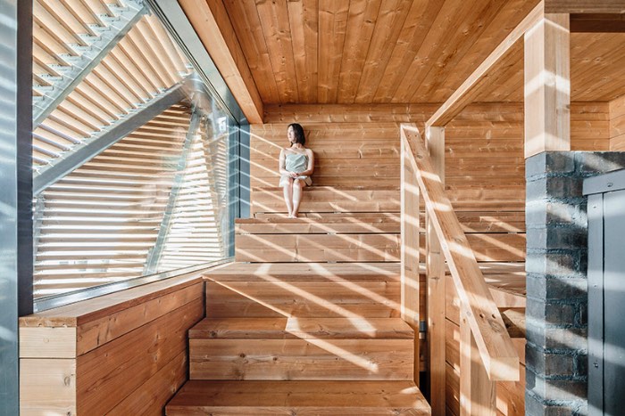 A região de Helsinki conhecida como Hernesaari anda passando por um forte desenvolvimento nos últimos anos. E foi lá que foi inaugurada umas das saunas mais bonitas que já vi na minha vida, a Loyly Sauna. A criação do escritório Avanto Architects surgiu no meio de um bairro que já foi conhecido pelas suas indústrias mas que, hoje em dia, anda se desenvolvendo como uma área urbana voltada para a comunidade local e o turismo. 